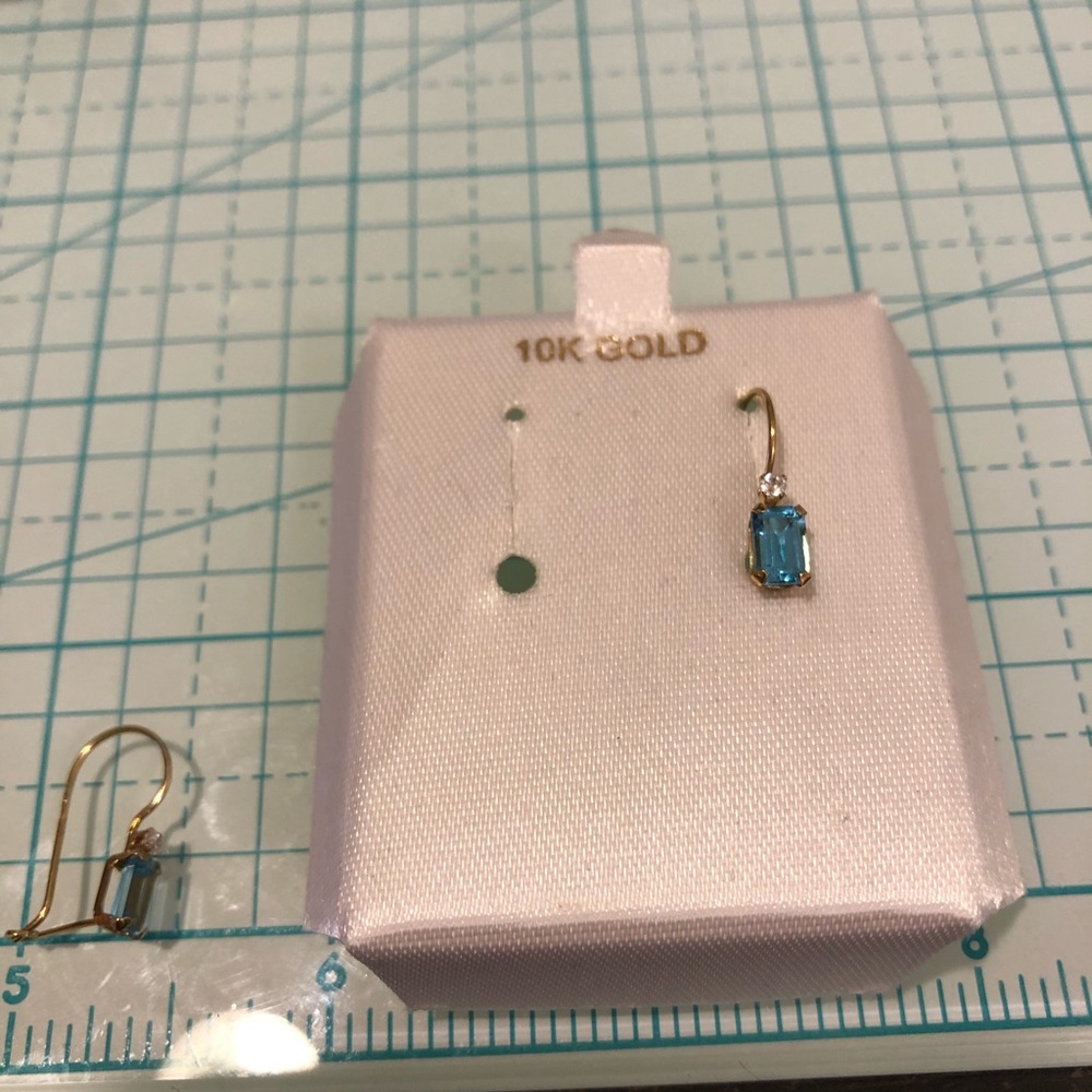 10kt gold and blue topaz earrings ❄️